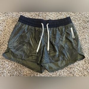 Vuori Shorts Size Medium EUC